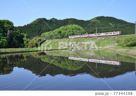 水鏡の田んぼと東武鉄道6050型電車 77344108