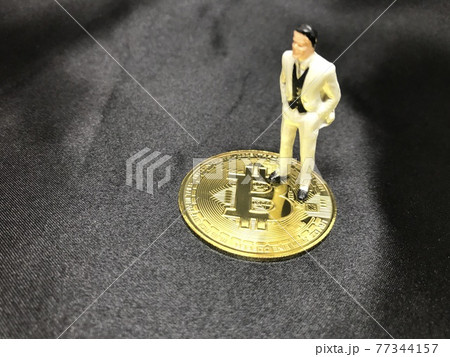 ビットコインの上に立つサラリーマン、仮想通貨、投機、勝者のイメージ ビットコインの上に立つサラリーマン、仮想通貨、投機、勝者のイメージ 77344157