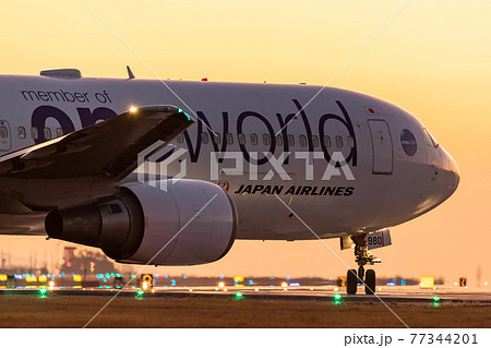 阿蘇熊本空の滑走路に進入する旅客機 77344201