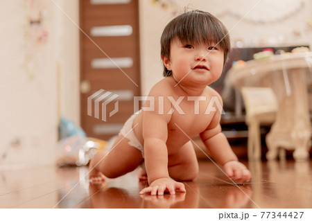1歳　赤ちゃん　はいはい　ハイハイ　笑顔　スマイル　おむつ　オムツ　裸 77344427