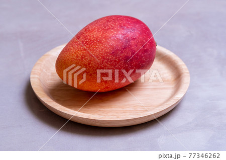 木のお皿にのったマンゴー 木のお皿にのったマンゴー 77346262