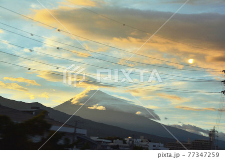 夕焼け空、雲のかかった富士山。 77347259