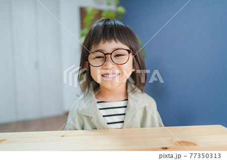 メガネを掛けた子供 弱視 メガネを掛けた子供 弱視 77350313