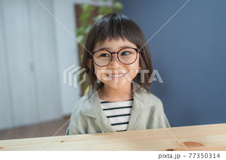 メガネを掛けた子供　弱視 77350314