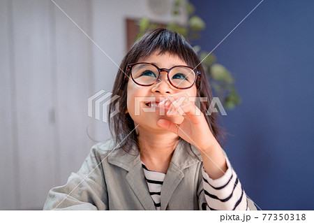 メガネを掛けた子供 弱視 メガネを掛けた子供 弱視 77350318