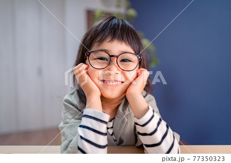メガネを掛けた子供　弱視 77350323