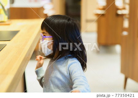 メガネをかけた子供 メガネデビュー メガネをかけた子供 メガネデビュー 77350421