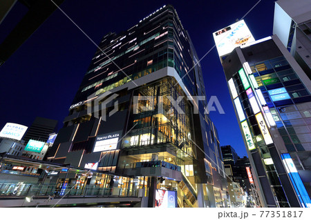 東京　渋谷駅南口の街並み　渋谷フクラスの夜景 77351817