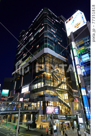 東京　渋谷駅南口の街並み　渋谷フクラスの夜景 77351818