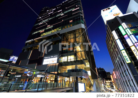 東京　渋谷駅南口の街並み　渋谷フクラスの夜景 77351822