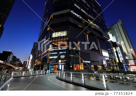 東京 渋谷駅南口の街並み 渋谷フクラスの夜景 東京 渋谷駅南口の街並み 渋谷フクラスの夜景 77351824