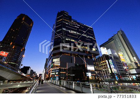 東京　渋谷駅南口の街並み　渋谷フクラスの夜景 77351833