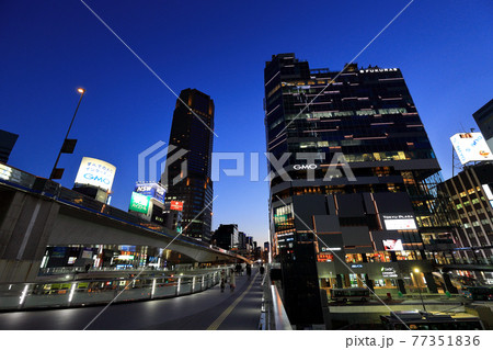 東京　渋谷駅南口の街並み　渋谷フクラスの夜景 77351836
