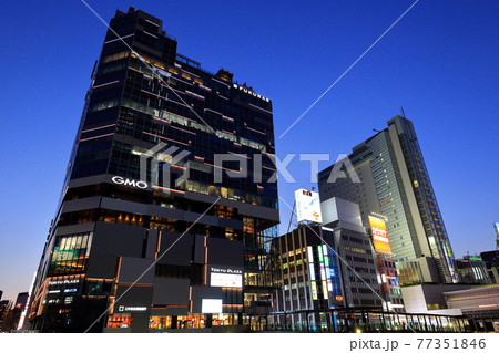 東京　渋谷駅南口の街並み　渋谷フクラスの夜景 77351846