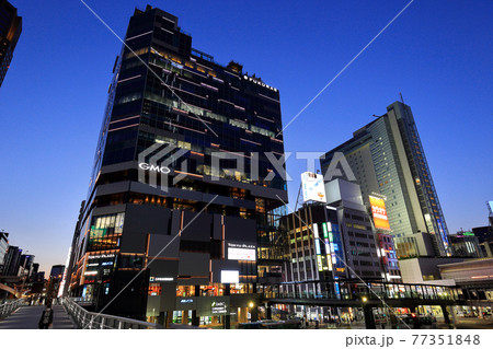 東京 渋谷駅南口の街並み 渋谷フクラスの夜景 東京 渋谷駅南口の街並み 渋谷フクラスの夜景 77351848