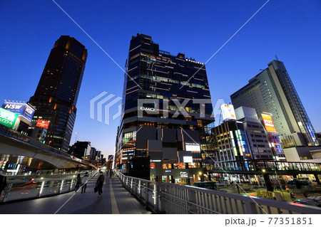 東京 渋谷駅南口の街並み 渋谷フクラスの夜景 東京 渋谷駅南口の街並み 渋谷フクラスの夜景 77351851