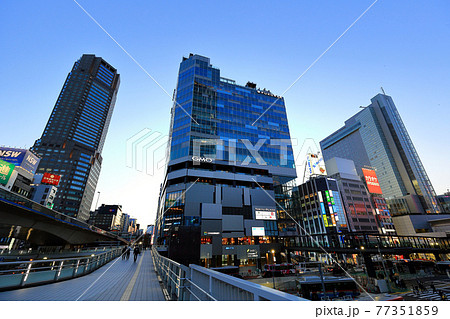 東京　渋谷駅南口の街並み　渋谷フクラスの夜景 77351859