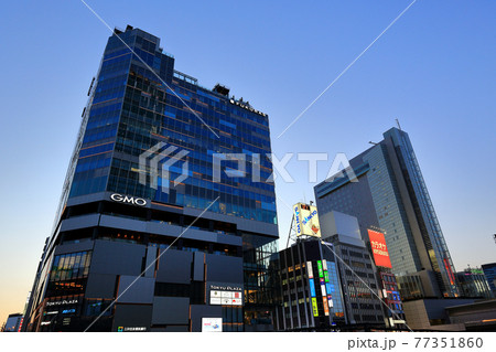 東京　渋谷駅南口の街並み　渋谷フクラスの夜景 77351860