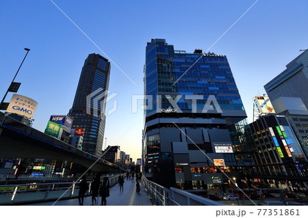 東京　渋谷駅南口の街並み　渋谷フクラスの夜景 77351861