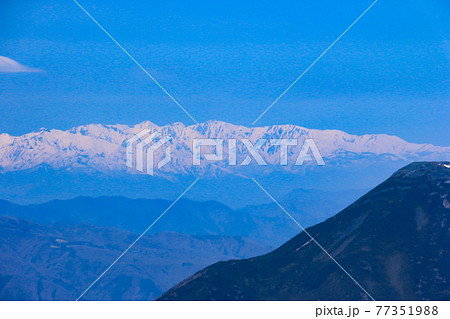 八ヶ岳硫黄岳山頂から　北アルプス白馬三山遠景、茅野市、長野県、日本 77351988