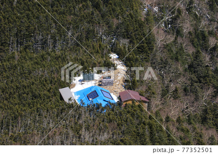 八ヶ岳硫黄岳山頂から　夏沢峠を望む　、南牧村、長野県、日本 77352501