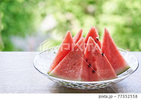 切り分けたスイカ　夏のイメージ 77352558