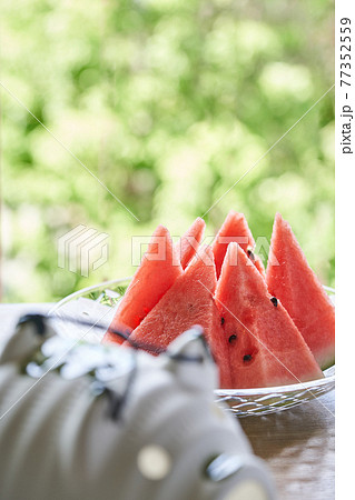 切り分けたスイカ 夏のイメージ 切り分けたスイカ 夏のイメージ 77352559