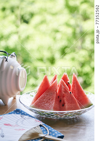 切り分けたスイカ 夏のイメージ 切り分けたスイカ 夏のイメージ 77352562