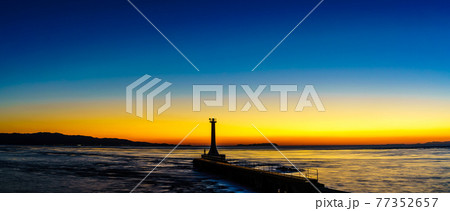 瀬詰崎灯台の日没後　パノラマ　【長崎県南島原市】 77352657