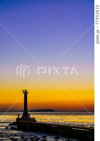 瀬詰崎灯台の日没後　【長崎県南島原市】 77352672