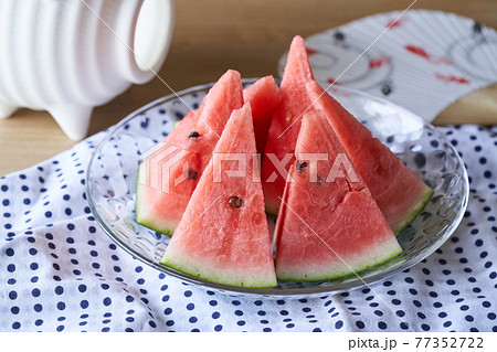 切り分けたスイカ　夏のイメージ 77352722