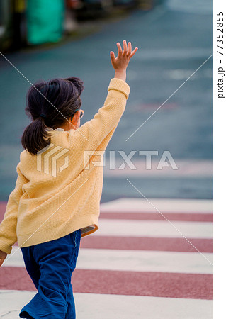 子供 女の子 後ろ姿の写真素材