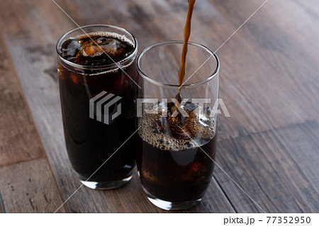 アイスコーヒーを注ぐ 77352950