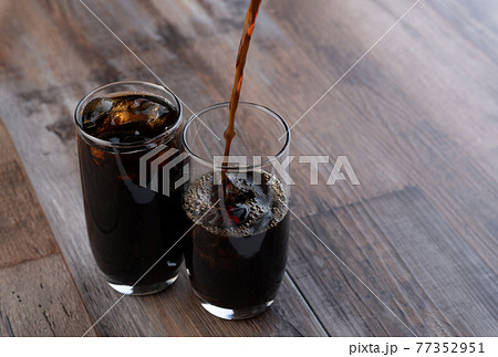 アイスコーヒーを注ぐ アイスコーヒーを注ぐ 77352951