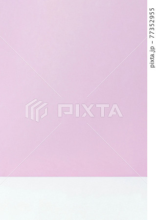ピンクの壁と白の床の背景素材 77352955