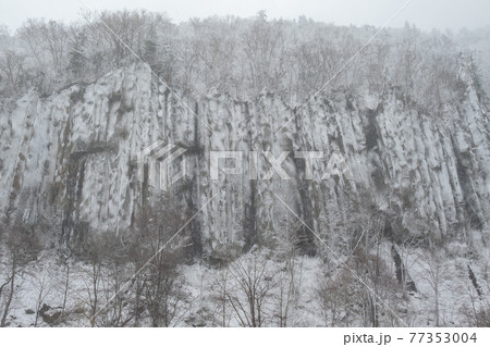 吹雪の東川町天人峡 77353004
