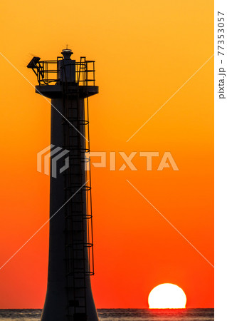 瀬詰崎灯台の夕陽　【長崎県南島原市】 77353057