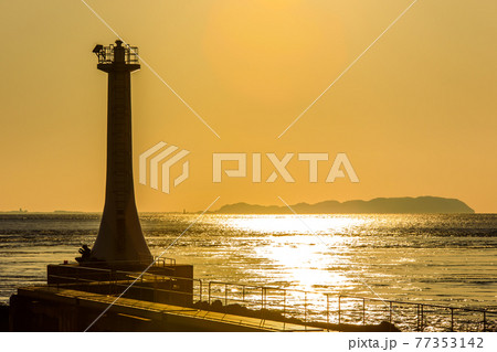 瀬詰崎灯台の夕陽　【長崎県南島原市】 77353142