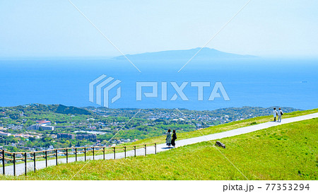 伊豆・大室山の風景(春):相模灘・伊豆大島を望む 伊豆・大室山の風景(春):相模灘・伊豆大島を望む 77353294