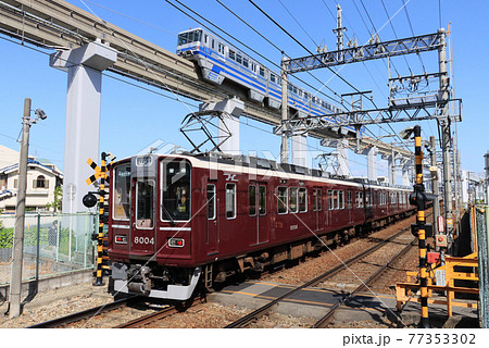 阪急 宝塚線の8000系と大阪モノレール 阪急 宝塚線の8000系と大阪モノレール 77353302