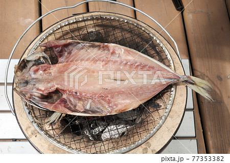 アジの干物を焼く アジの干物を焼く 77353382