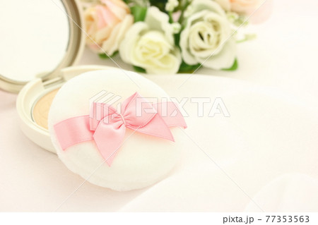 化粧品のパウダーとパフ 77353563