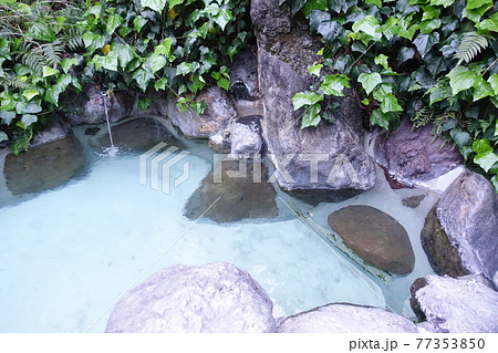 露天風呂　岩風呂　天然温泉 77353850