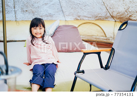 キャンプを楽しむ小さな女の子 77354131