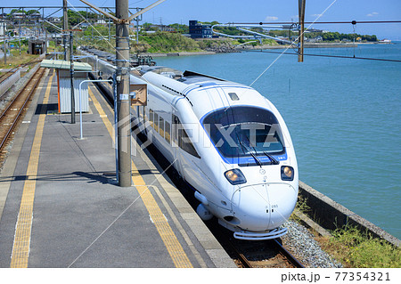 海辺の駅を通過する885系特急電車(JR九州 特急「かもめ」) 海辺の駅を通過する885系特急電車(JR九州 特急「かもめ」) 77354321