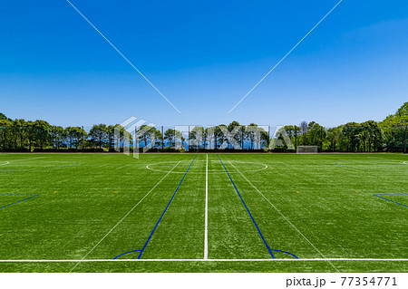 人工芝のサッカーグラウンド 77354771