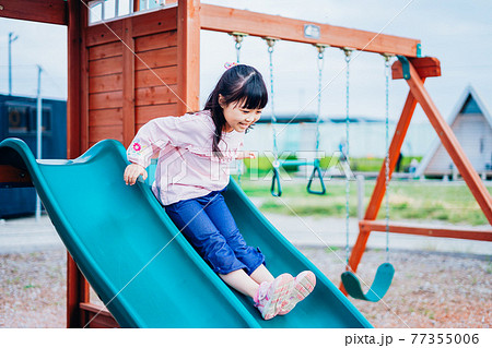 滑り台で遊ぶ小さな女の子 滑り台で遊ぶ小さな女の子 77355006