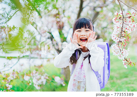 ランドセルを背負って叫ぶ小さな女の子 77355389