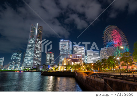 横浜みなとみらいの夜景 コスモクロックのガーデンネックレスイベントのチューリップ模様の写真素材