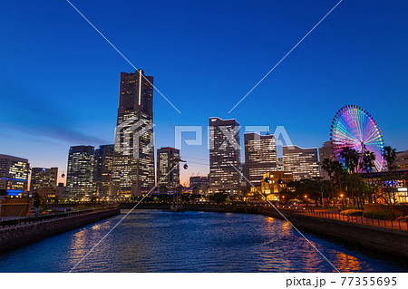横浜エアキャビンロープウェイが建設された横浜みなとみらいの夜景の写真素材 横浜エアキャビンロープウェイが建設された横浜みなとみらいの夜景の写真素材